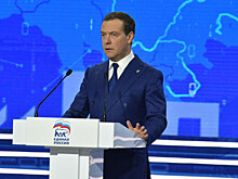 Медведев выступает на съезде «Единой России»