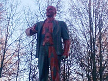 Памятник Ленину в Петербурге облили краской