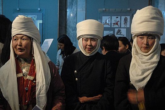 В Киргизии прошел флешмоб, посвященный женским головным уборам