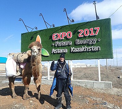 Путешествующий на верблюде швед поддержал слепых казахстанских велотуристов