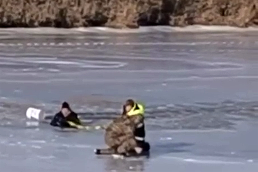 В Приморье на видео сняли водителя, который на квадроцикле провалился под лед