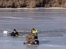 В Приморье на видео сняли водителя, который на квадроцикле провалился под лед