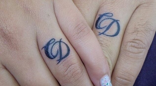 Вместо колец супруги наносят на пальцы татуировки