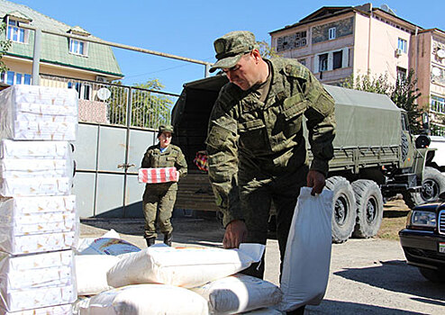 Российские военные в Таджикистане доставили гуманитарную помощь пенсионерам Куляба