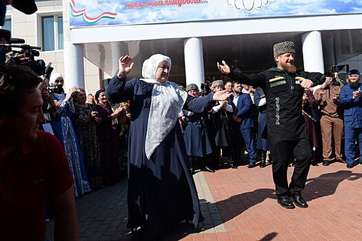Кадыров сообщил, что глава ЛНР Пасечник наградил его мать и супругу