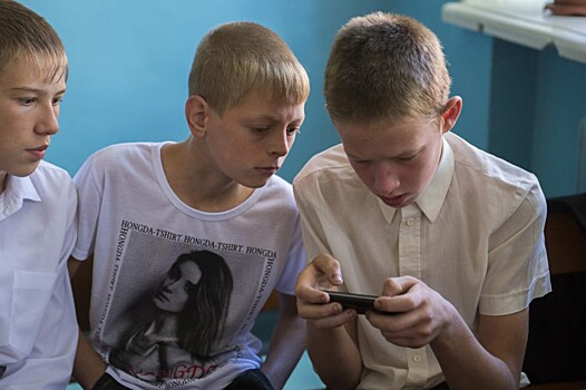 В России предлагают поменять смартфоны на «шкулфоны»