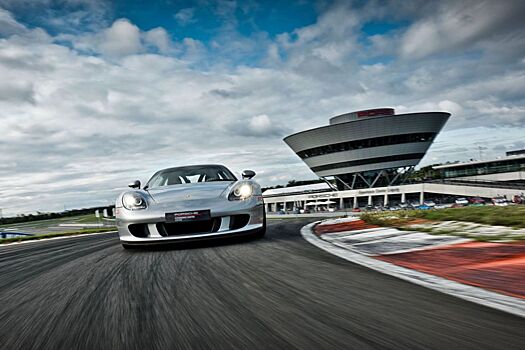 Владельцам Porsche Carrera GT запретили её водить. Компания почти год не может их починить