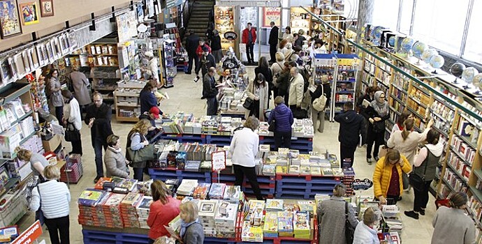 Книжный магазин отказался продавать журнал с Гитлером и Сталиным в фате