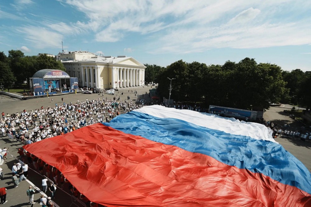 Самый большой российский флаг развернули в Кирове