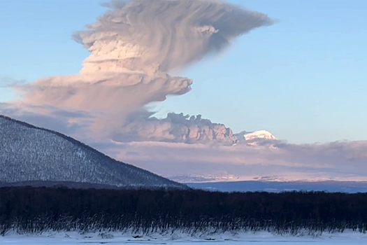 Вулкан на Камчатке выбросил столб пепла