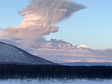 Вулкан на Камчатке выбросил столб пепла