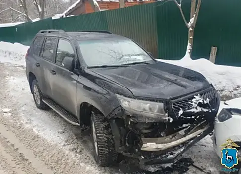 В Самаре после столкновения внедорожника с "Грантой" пострадала женщина