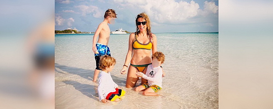 Жена Ричарда Гира показал кадр с сыновьями на пляже в День матери