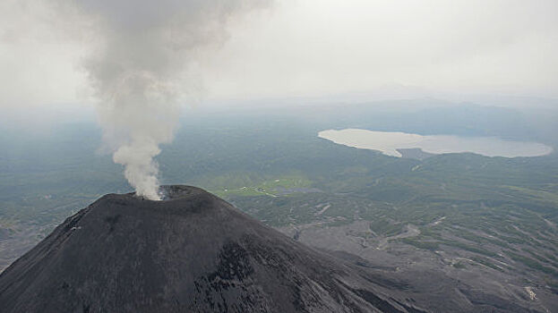 На Камчатке вулкан Карымский выбросил трехкилометровый столб пепла