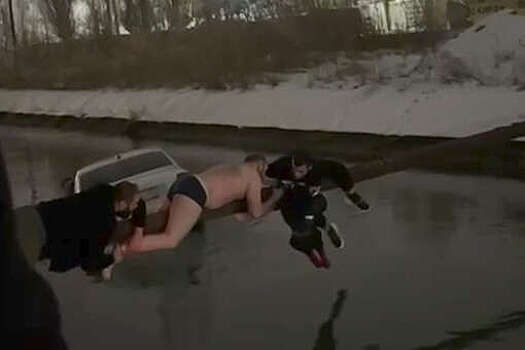 В Дагестане очевидцы спасли мать и ребенка из плывущей по каналу машины