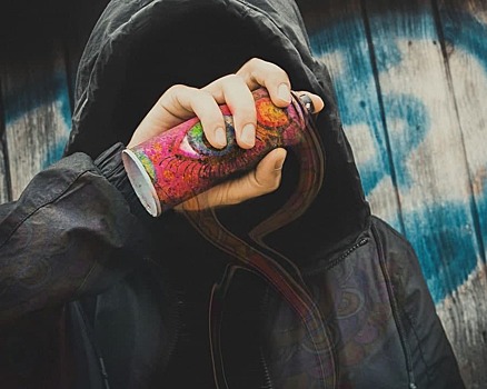 В подъезде на Маршала Федоренко убрали вандальные надписи