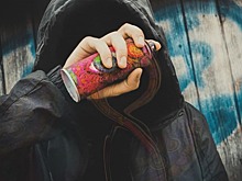 В подъезде на Маршала Федоренко убрали вандальные надписи