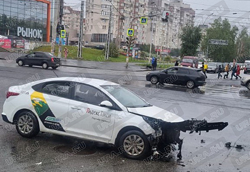 В Екатеринбурге муж таксистки, попавшей в ДТП у кладбища, ищет очевидцев