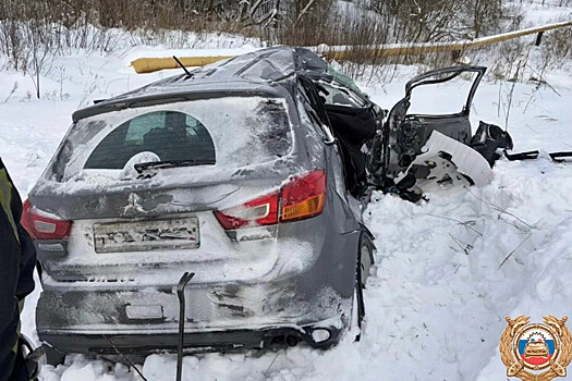 Электричка протаранила легковушку в Тверской области