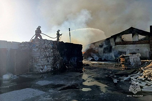 В Калининградской области вспыхнул склад прессованного картона