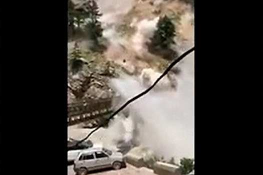 Мощный камнепад убил девять туристов на дороге и попал на видео