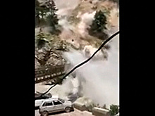 Мощный камнепад убил девять туристов на дороге и попал на видео