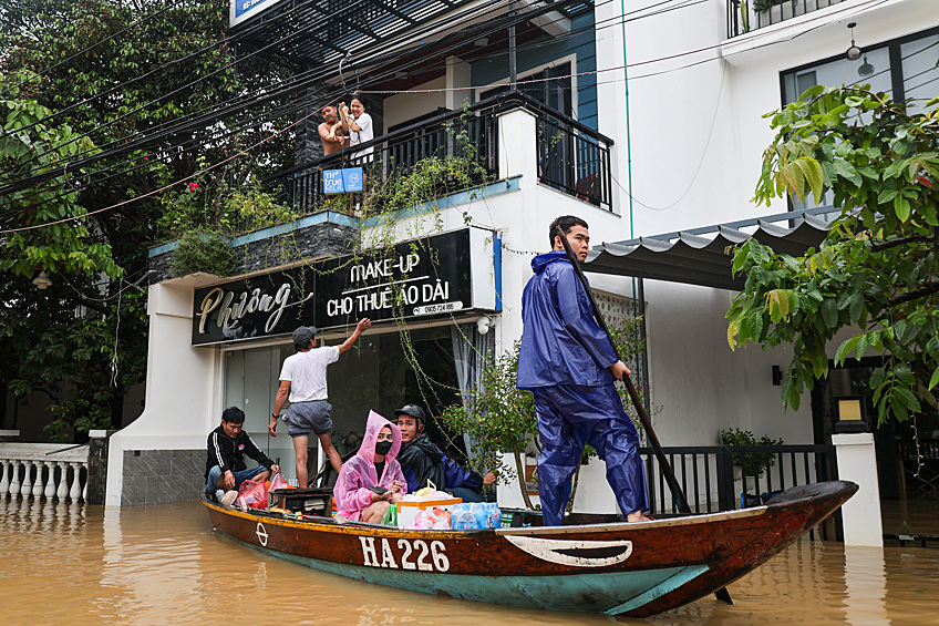 Доставка продуктов в один из затопленных домов в Хойане