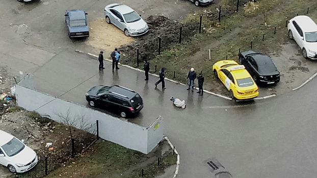 В Воронеже во дворе дома скончался молодой мужчина