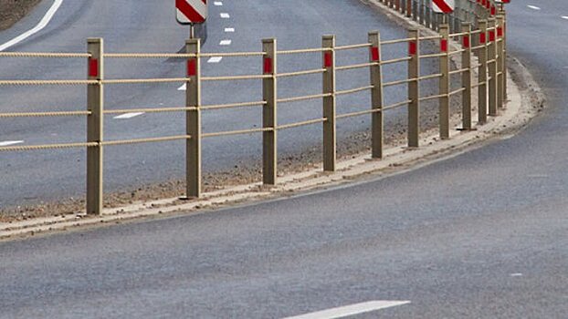 Водитель на BMW снес в Подольске тросовое ограждение