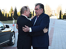 Путин поздравил Эмомали Рахмона с Днем Победы