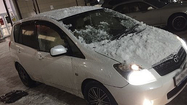 В Ноябрьске рухнувший с крыши снег разбил машину и едва не покалечил человека