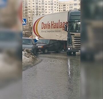 «Четырнадцатая» попала под фуру в Октябрьском районе Саратова
