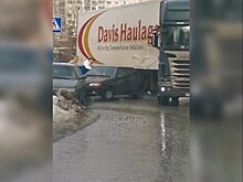 «Четырнадцатая» попала под фуру в Октябрьском районе Саратова