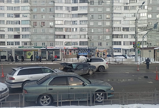 В тройном ДТП на Левом берегу в Омске пострадали три человека