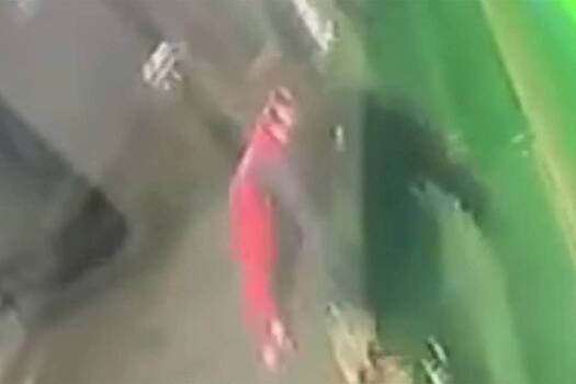 Ожидавший автобус россиянин лишился ноги и попал на видео