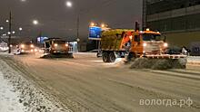 С улиц Вологды продолжают убирать снег