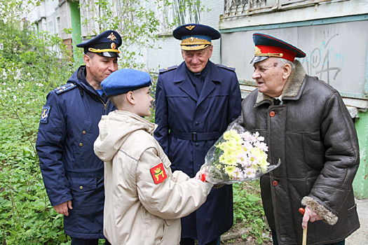 В Твери военнослужащие поздравили ветеранов с Днем Победы