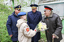 В Твери военнослужащие поздравили ветеранов с Днем Победы