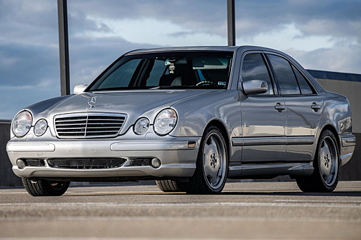 Уникальный Mercedes-Benz E 55 AMG на «механике» пустили с молотка