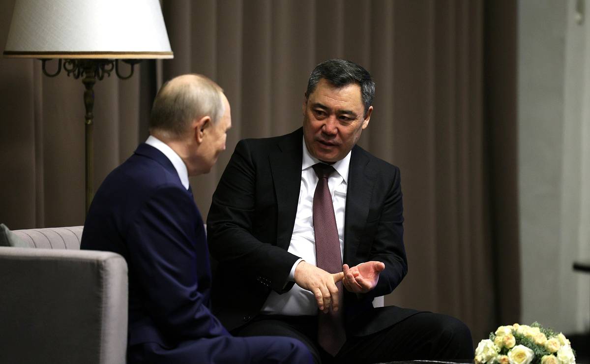 Президент Киргизии продемонстрировал подаренную Путиным машину