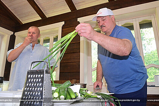 Лукашенко позвал в гости российского космонавта и угостил его фирменным салатом