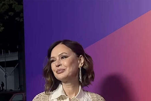 Актриса Ирина Безрукова показала фигуру в полупрозрачной рубашке