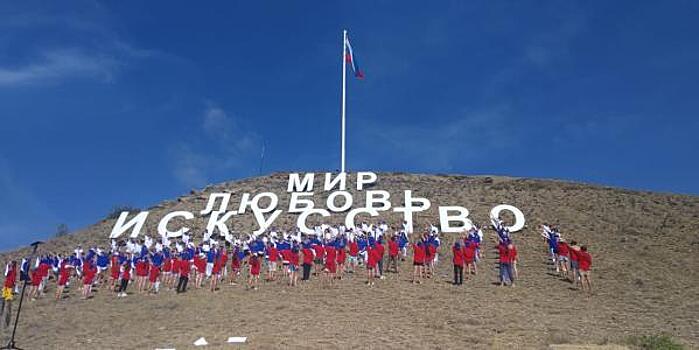 Освободитель Крыма поднял флаг фестиваля «Таврида-АРТ»