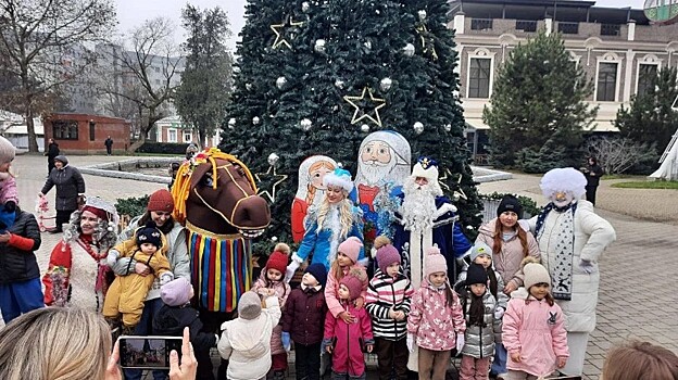 Старт новогоднего марафона: в парках Краснодара зажгли огни на главных елках