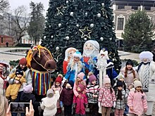 Старт новогоднего марафона: в парках Краснодара зажгли огни на главных елках