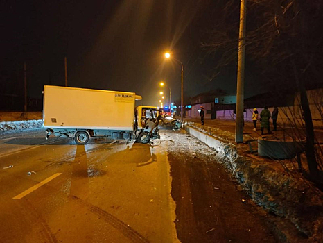 Водитель ВАЗа стал жертвой автокатастрофы с грузовиком в Красноярске