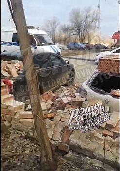 В Новочеркасске стена рухнула на припаркованные автомобили