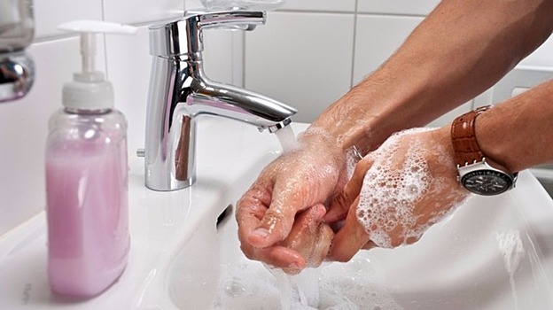 Врачи не советуют слишком частого мыть руки и использовать антисептик