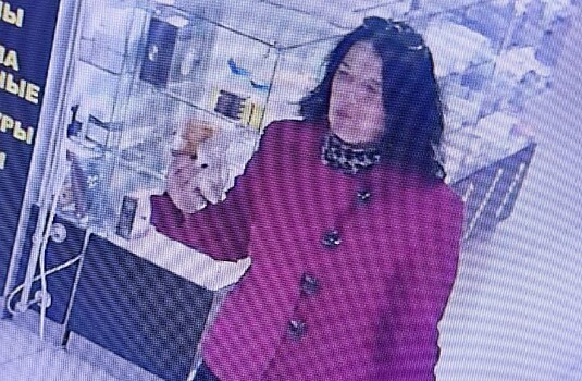 В Курске полиция разыскивает женщину, укравшую вещи из магазина