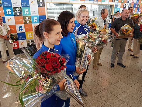 Чемпионок мира в Таллинне встретили фанаты, пресса и оркестр